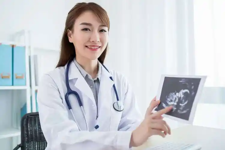 成都跨越孕育难关：试管代生家庭的艰辛与新生喜悦